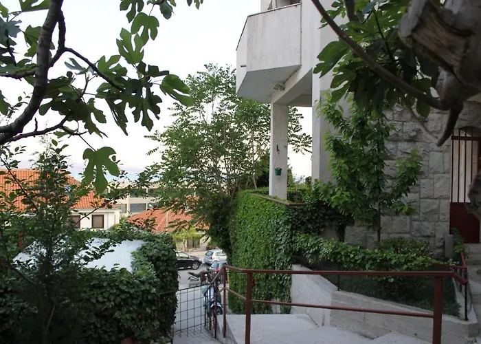 With A Parking Space - 8925 아파트 *