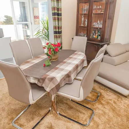 With A Parking Space - 8925 Split